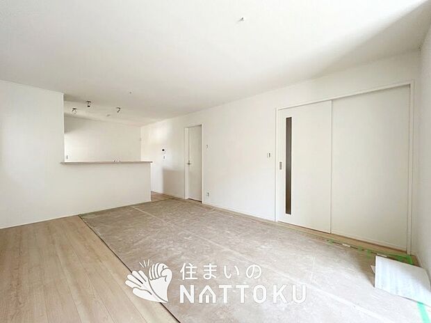 現地写真（リビング）
フローリング材には、木目、色調など木材特有の風合いがあり、ナチュラルな美しさになっています。
