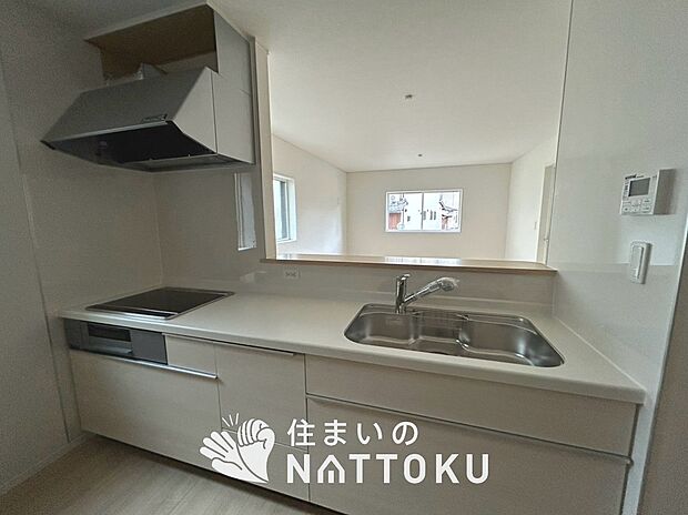現地写真(キッチン)
収納たっぷりのシステムキッチン、浄水器付水栓を標準装備しています。