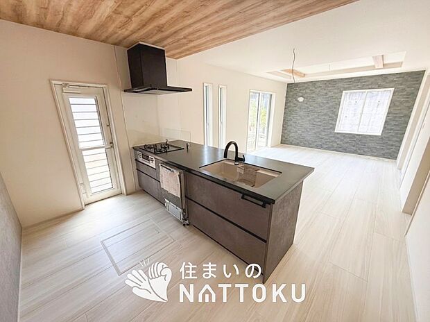 現地写真(キッチン)
収納たっぷりのシステムキッチン、浄水器付水栓を標準装備しています。