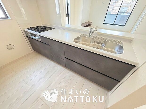 現地写真(キッチン)
収納たっぷりのシステムキッチン、浄水器付水栓を標準装備しています。