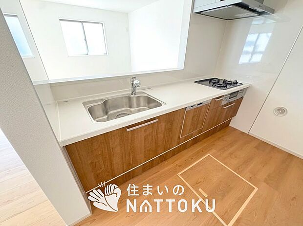 現地写真(キッチン)
収納たっぷりのシステムキッチン、浄水器付水栓を標準装備しています。