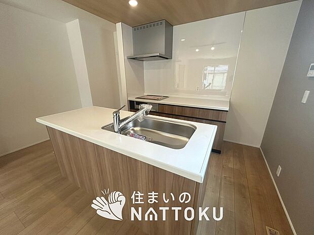 現地写真(キッチン)
収納たっぷりのシステムキッチン、浄水器付水栓を標準装備しています。