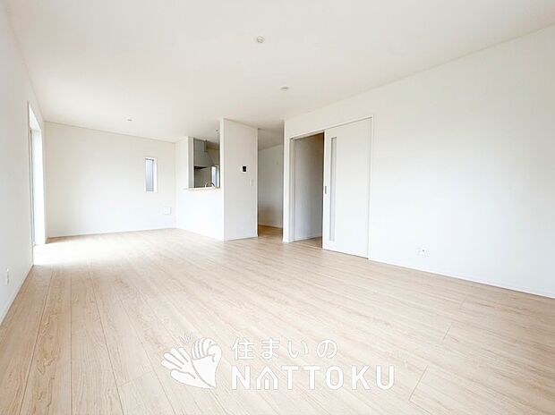 現地写真(リビング)
フローリング材には、木目、色調など木材特有の風合いがあり、ナチュラルな美しさになっています。