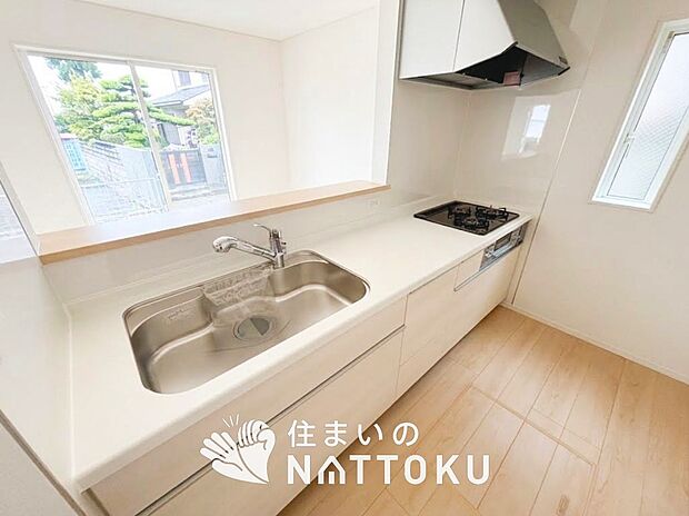 現地写真(キッチン)
収納たっぷりのシステムキッチン、浄水器付水栓を標準装備しています。