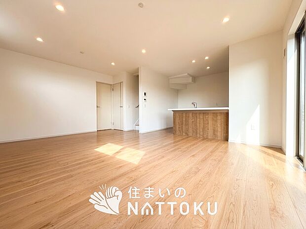 現地写真（リビング）
フローリング材には、木目、色調など木材特有の風合いがあり、ナチュラルな美しさになっています。
