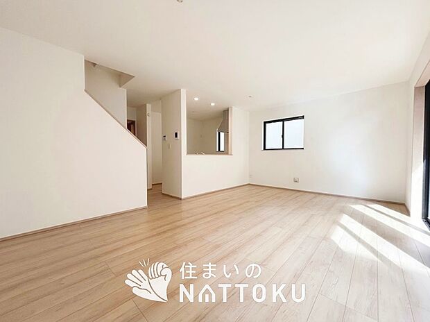 現地写真(リビング)
フローリング材には、木目、色調など木材特有の風合いがあり、ナチュラルな美しさになっています。