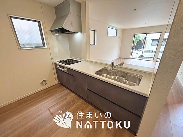 現地写真(キッチン)
収納たっぷりのシステムキッチン、浄水器付水栓を標準装備しています。