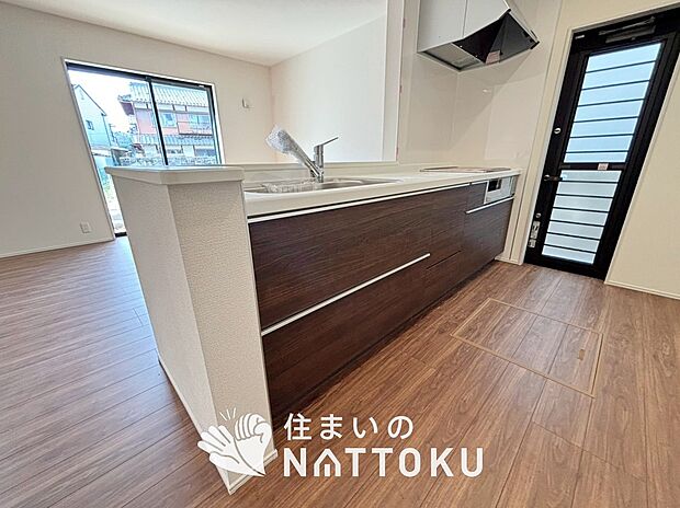 現地写真(キッチン)
収納たっぷりのシステムキッチン、浄水器付水栓を標準装備しています。