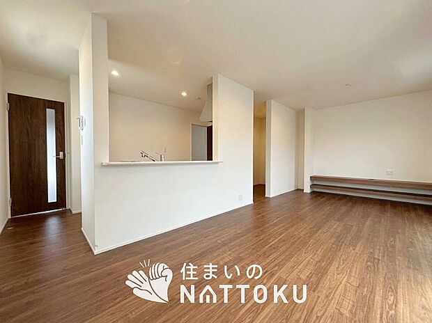 現地写真(リビング)
フローリング材には、木目、色調など木材特有の風合いがあり、ナチュラルな美しさになっています。