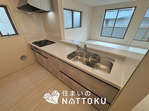 現地写真(キッチン)
収納たっぷりのシステムキッチン、浄水器付水栓を標準装備しています。