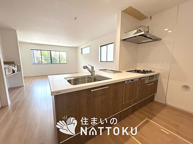 現地写真(キッチン)
収納たっぷりのシステムキッチン、浄水器付水栓を標準装備しています。