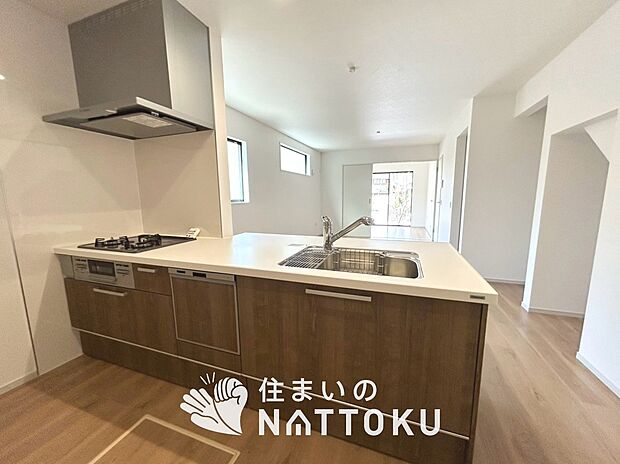 現地写真(キッチン)
収納たっぷりのシステムキッチン、浄水器付水栓を標準装備しています。