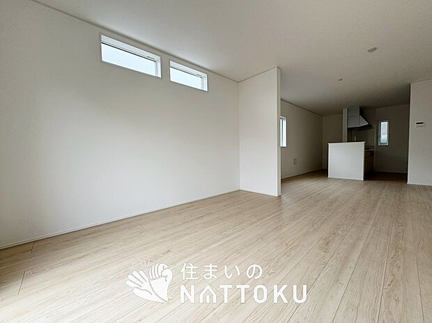 現地写真(リビング)
フローリング材には、木目、色調など木材特有の風合いがあり、ナチュラルな美しさになっています。