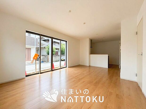 現地写真(リビング)
フローリング材には、木目、色調など木材特有の風合いがあり、ナチュラルな美しさになっています。
