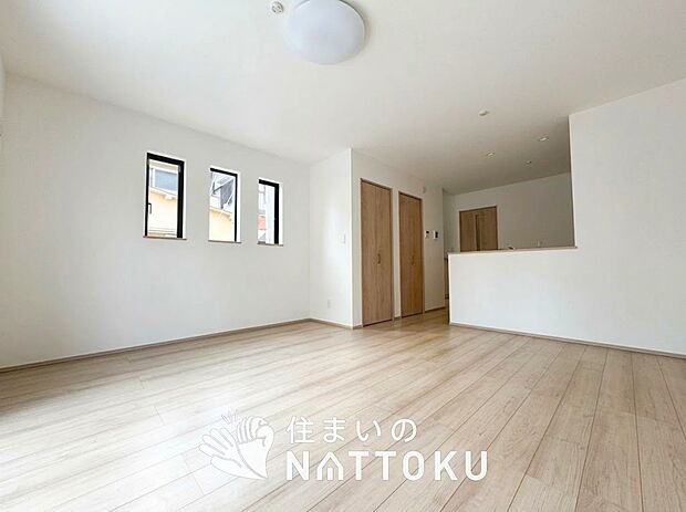 現地写真(リビング)
フローリング材には、木目、色調など木材特有の風合いがあり、ナチュラルな美しさになっています。