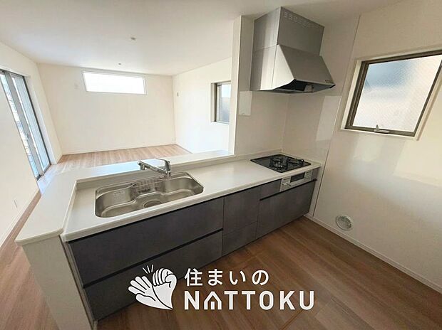現地写真（キッチン）
収納たっぷりのシステムキッチン、浄水器付水栓を標準装備しています。
