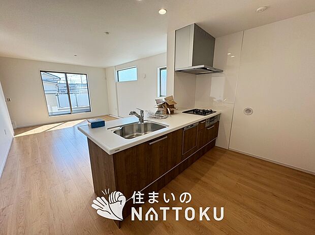 現地写真(キッチン)
収納たっぷりのシステムキッチン、浄水器付水栓を標準装備しています。
