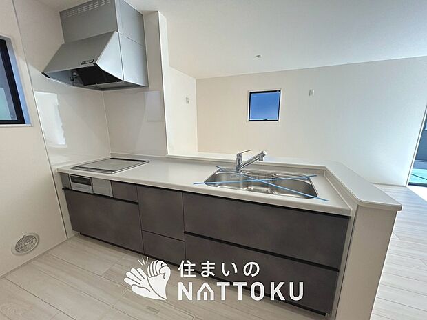 現地写真(キッチン)
収納たっぷりのシステムキッチン、浄水器付水栓を標準装備しています。