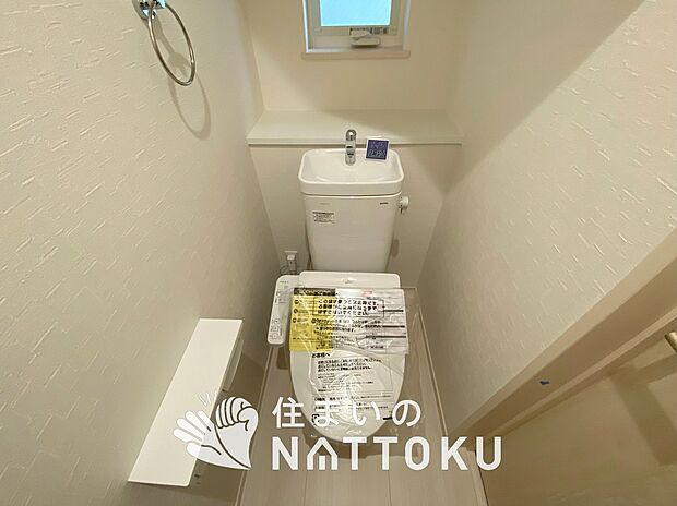 【トイレ】汚れてもサッとひと拭きでお手入れ簡単、エコ仕様の温水洗浄便座付きのトイレです。
バリアフリーにも配慮しています。