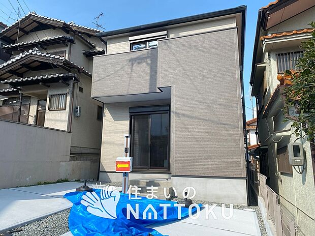 【現地写真(外観)】軽くて火災に強い屋根材を採用し、地震時の建物への負担や揺れを軽減しています。