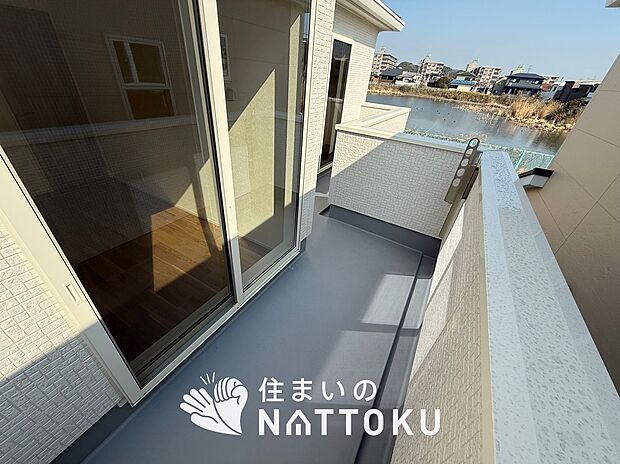 【バルコニー】奥行きが広く、洗濯物をゆったりと干せる十分な広さで、家族の洗濯も捗ります。