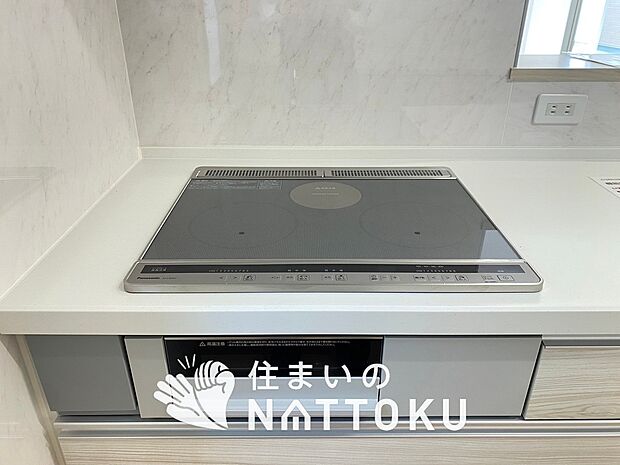 【ビルトインコンロ】フラットな構造で清掃性が高く、過熱防止センサー付3口タイプで日頃の家事も快適です。