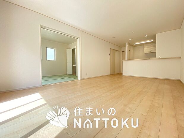 【現地写真(リビング)】フローリング材には、木目、色調など木材特有の風合いがあり、ナチュラルな美しさになっています。