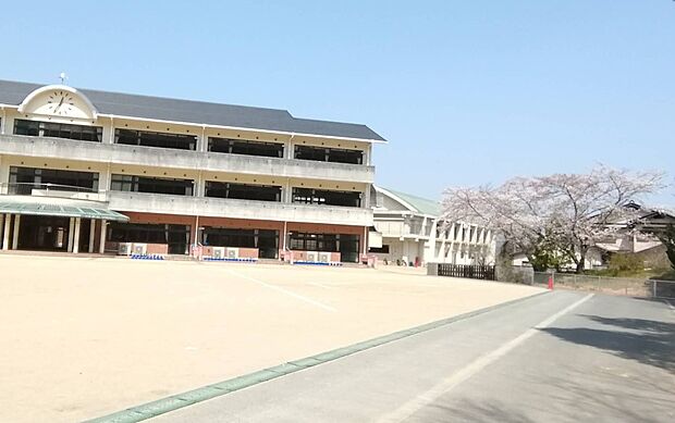 南丹市立園部小学校(約880m)