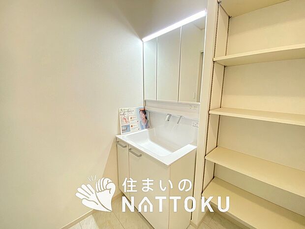 【洗面台・洗面所】鏡の両サイドは、必要なものを取出しやすく、大きな鏡面で朝の準備も快適。
使いやすいリフトアップ機能付きのシングルレバーシャワー水栓付です。