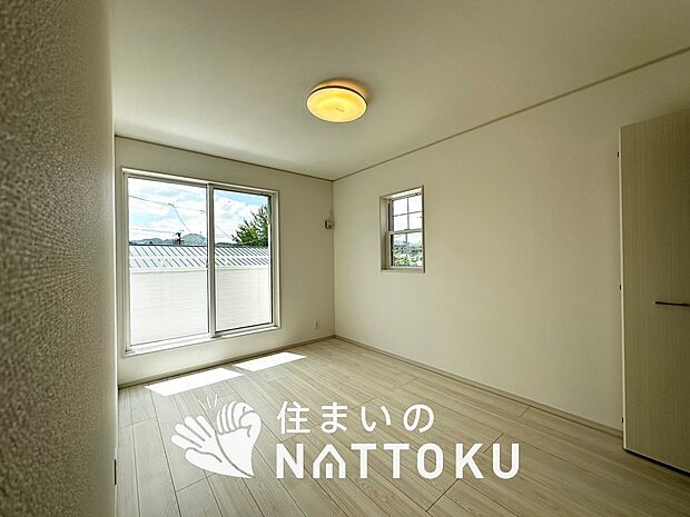 【現地写真（寝室）】木目の美しさを際立たせるシンプルデザインの建具を使用しています。