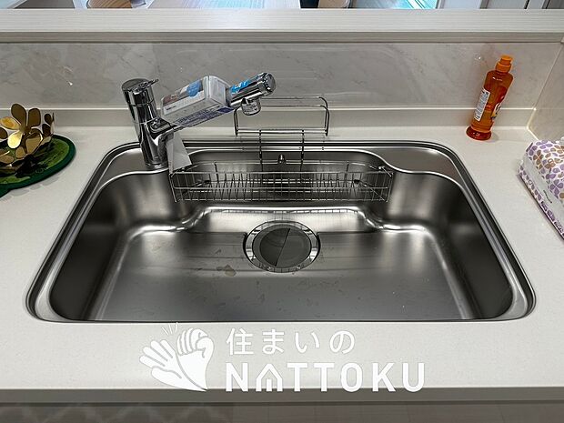 【浄水器一体型シャワー水栓付シンク】食器や野菜などの水洗いがスムーズにこなせるハンドシャワーのついた水栓。
浄水器一体型なので便利です。