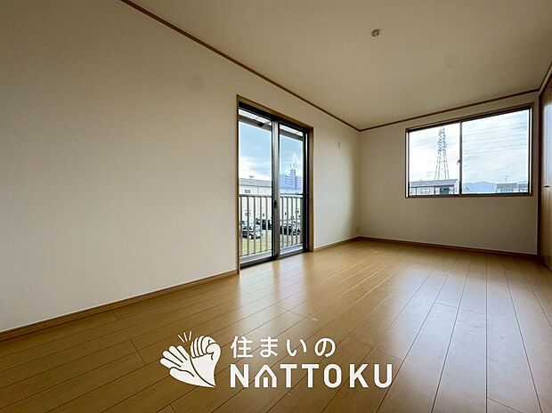 【現地写真(寝室)】木目の美しさを際立たせるシンプルデザインの建具を使用しています。