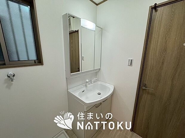 【洗面台・洗面所】鏡の両サイドは、必要なものを取出しやすく、大きな鏡面で朝の準備も快適。
使いやすいリフトアップ機能付きのシングルレバーシャワー水栓付です。