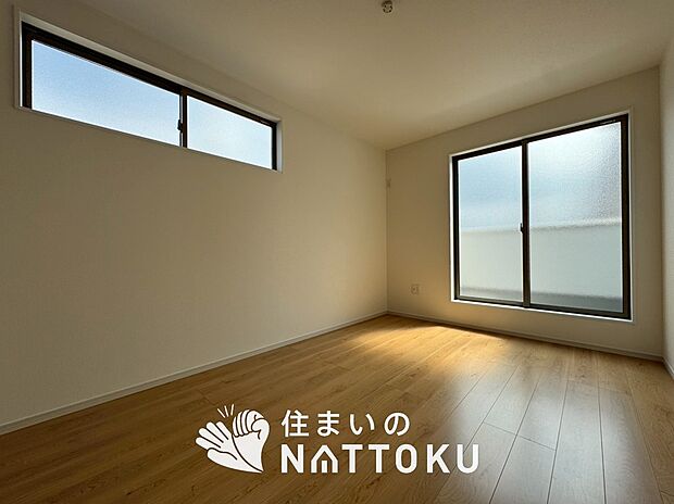 【現地写真（寝室）】木目の美しさを際立たせるシンプルデザインの建具を使用しています。