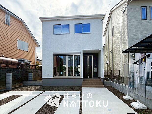 【現地写真（前道含む外観）】断熱性、気密性を高める工夫で一年中ずっと心地よく暮らせる、高気密・高断熱です。