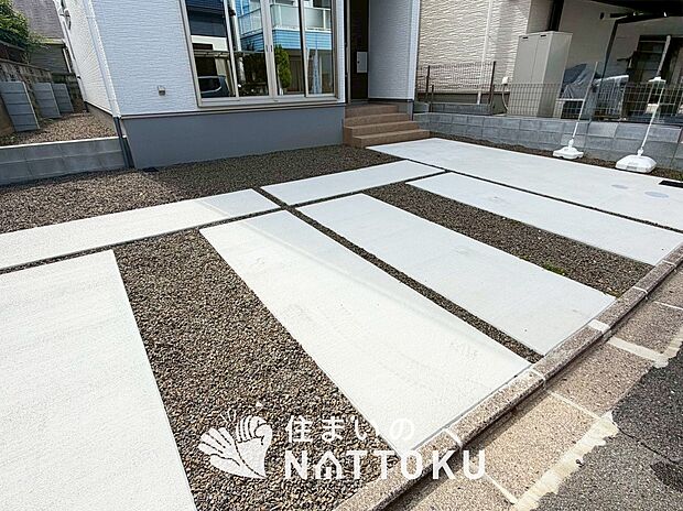 【現地写真（駐車場）】駐車スペースが広く、運転が苦手な方も安心です。