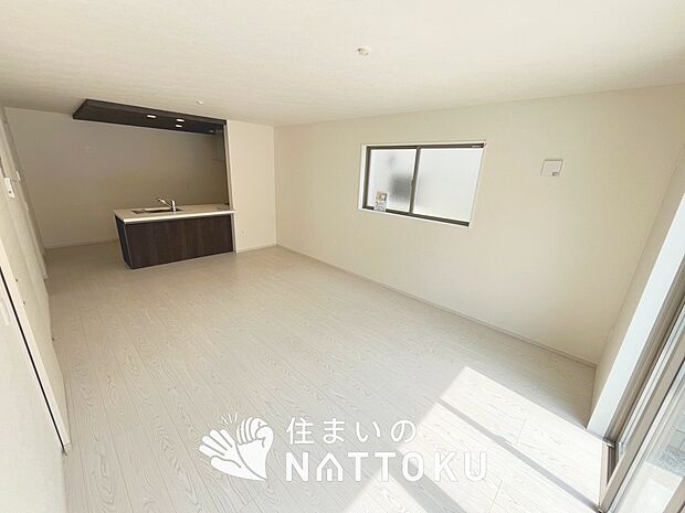 【現地写真(リビング)】フローリング材には、木目、色調など木材特有の風合いがあり、ナチュラルな美しさになっています。