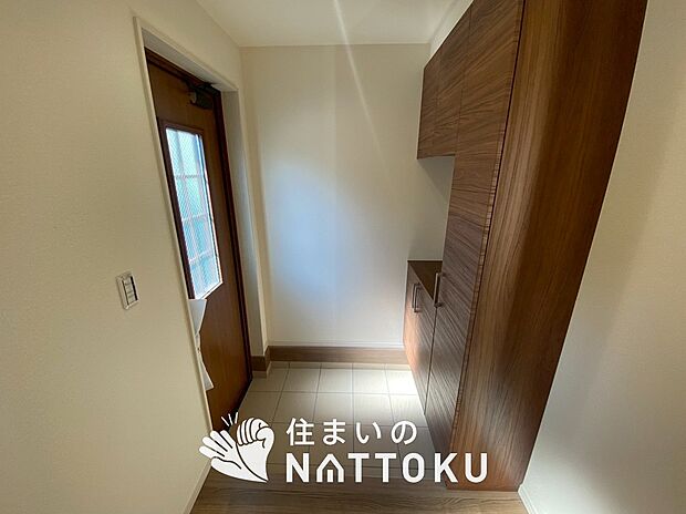 【現地写真(玄関)】玄関には、大型のシューズ収納を設置しています。