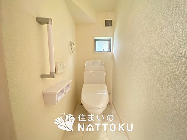 【トイレ】汚れてもサッとひと拭きでお手入れ簡単、エコ仕様の温水洗浄便座付きのトイレです。
バリアフリーにも配慮しています。