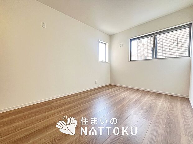 【現地写真(洋室)】木目の美しさを際立たせるシンプルデザインの建具を使用しています。