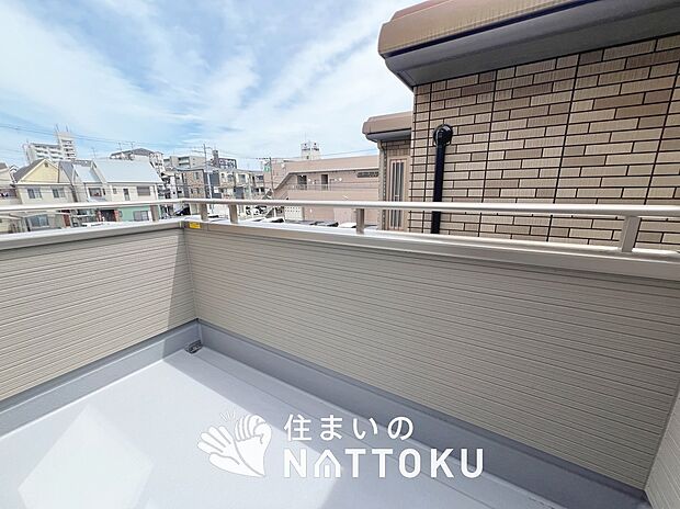【バルコニー】奥行きが広く、洗濯物をゆったりと干せる十分な広さで、家族の洗濯も捗ります。