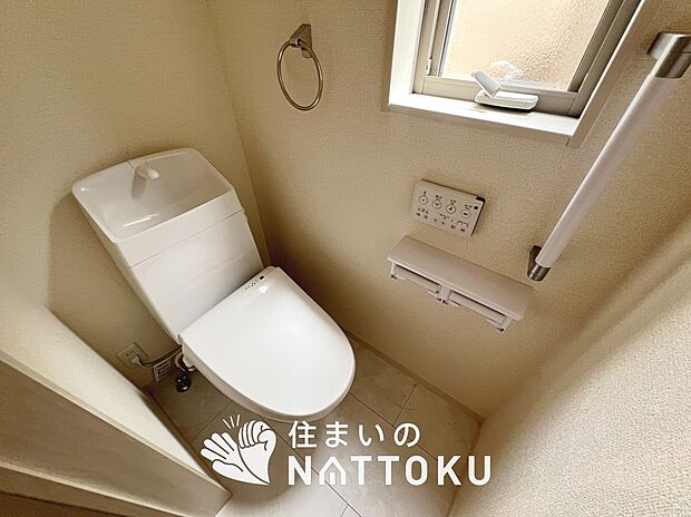 【トイレ】汚れてもサッとひと拭きでお手入れ簡単、エコ仕様の温水洗浄便座付きのトイレです。
バリアフリーにも配慮しています。