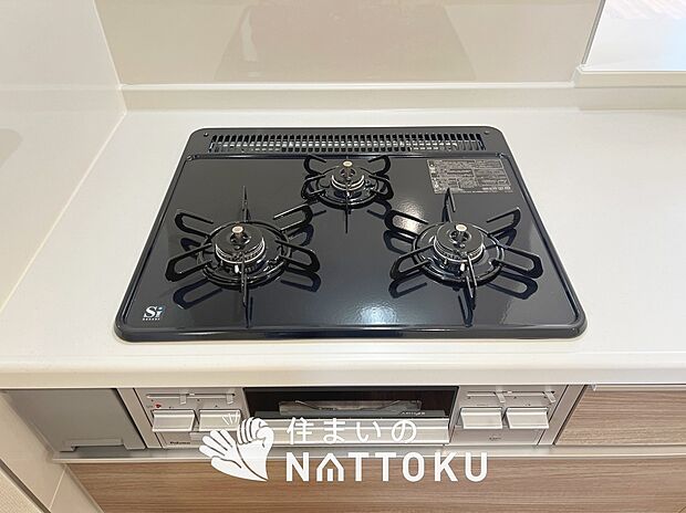 【ビルトインコンロ】フラットな構造で清掃性が高く、過熱防止センサー付3口タイプで日頃の家事も快適です。