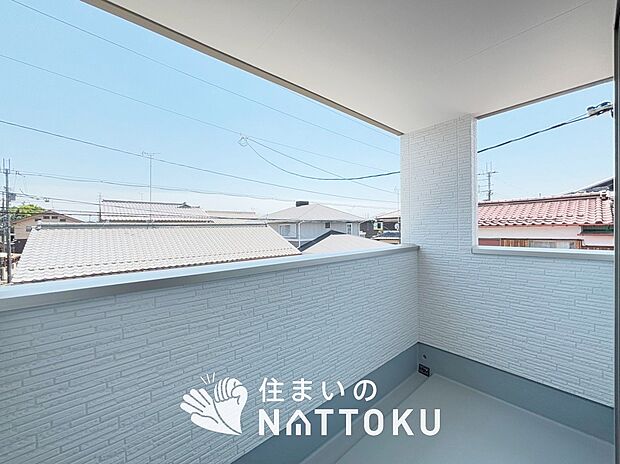 【バルコニー】奥行きが広く、洗濯物をゆったりと干せる十分な広さで、家族の洗濯も捗ります。