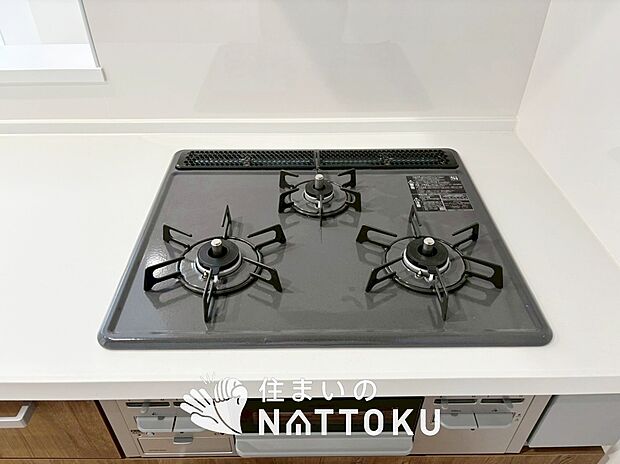 【ビルトインコンロ】フラットな構造で清掃性が高く、過熱防止センサー付3口タイプで日頃の家事も快適です。