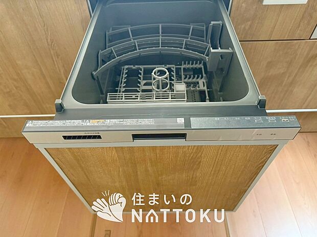 【食器洗い乾燥機】食後の時間にゆとりを与えてくれる食器洗い乾燥機。
操作ボタンも上面にあるので、腰をかがめずに操作ができラクラクです。