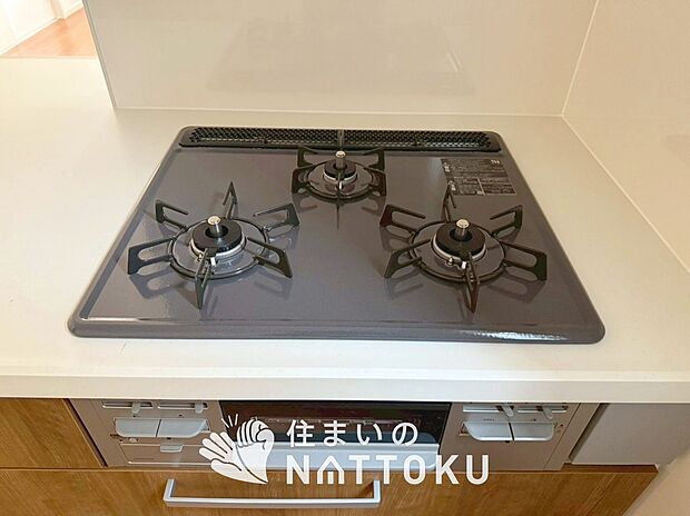 【ビルトインコンロ】フラットな構造で清掃性が高く、過熱防止センサー付3口タイプで日頃の家事も快適です。