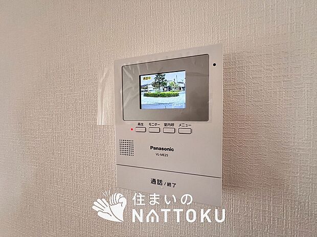 【TVモニター付インターホン】手放し通話ができ、送話表示灯で送話・受話状態が確認できます。
映像と音声で玄関先の様子をチェックできるモニター機能や、夜間の訪問者の顔も確認できるLEDライトを装備しています。