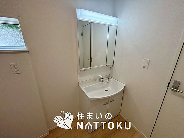 【洗面台・洗面所】鏡の両サイドは、必要なものを取出しやすく、大きな鏡面で朝の準備も快適。
使いやすいリフトアップ機能付きのシングルレバーシャワー水栓付です。