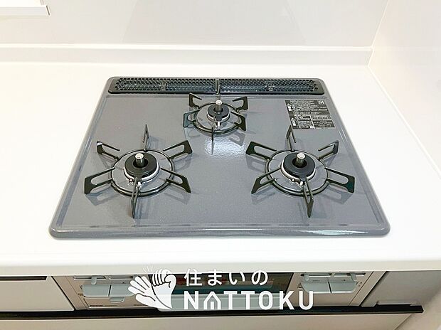 【ビルトインコンロ】フラットな構造で清掃性が高く、過熱防止センサー付3口タイプで日頃の家事も快適です。